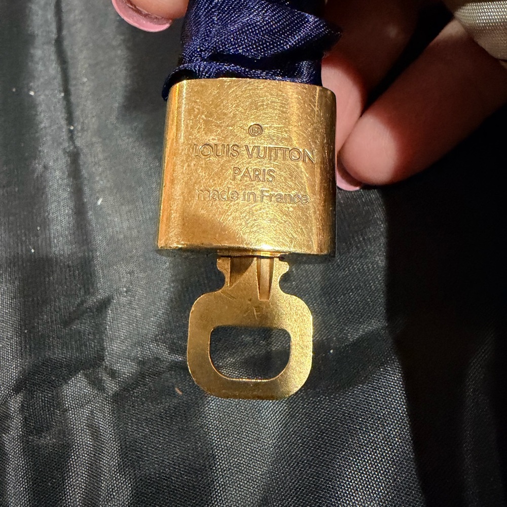 Louis Vuitton authentic Lock and Key with Gold Blue accent “twilly” - Picture 4 of 4